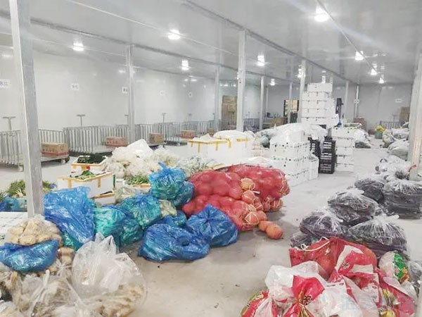 在冷库使用中，如何根据食品分类确定贮藏温度值？