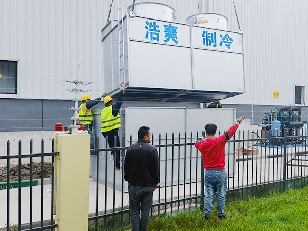 大型冷库保温板与制冷系统施工现场