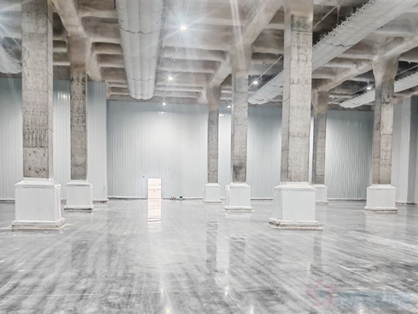 大型冷库布袋风管制冷安装施工现场