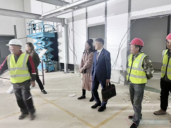 现场工人配合甲方给中国驻阿拉木图总领事苏方遒介绍项目概况