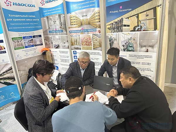 展会现场与客户交流实拍