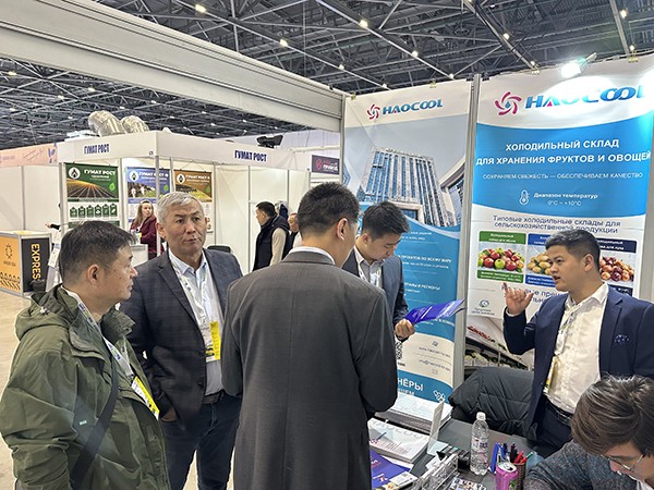 展会现场与客户交流实拍